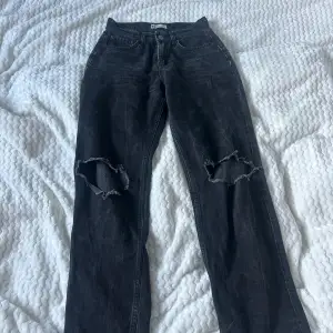 Svarta jeans från gina tricot med hål på knäna🤍