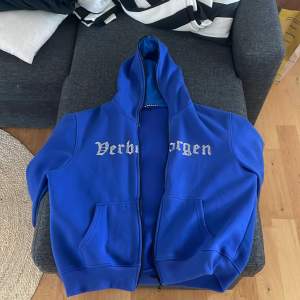 Blå verborgen hoodie i storlek M