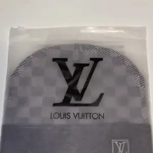 En helt ny oanvänd LV mössa, i färgen grå som passar alla. Super skön material med toppkvalitet, till ett billigt pris. Är du intresserad: (skicka ett dm)! 