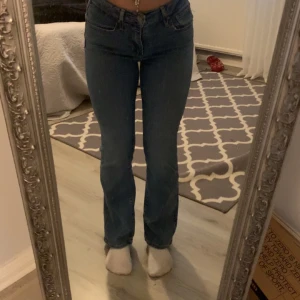 Levis bootcut jeans - Jättefina bootcut jeans från Levis i nyskick, knappt använda. Inte slitna alls där nere vid fötterna.  Orginalpris 1700 kr.💕 storleken är W25 vilket passar mig som passar i både XS och S💕. Pris går att diskutera 