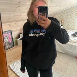 Patagonia hoodie  - Patagonia hoodie i storlek L men passar även M/S om man gillar den oversized. Nästan helt oanvänd. Köpt för 1000 jag säljer den för 400🫶