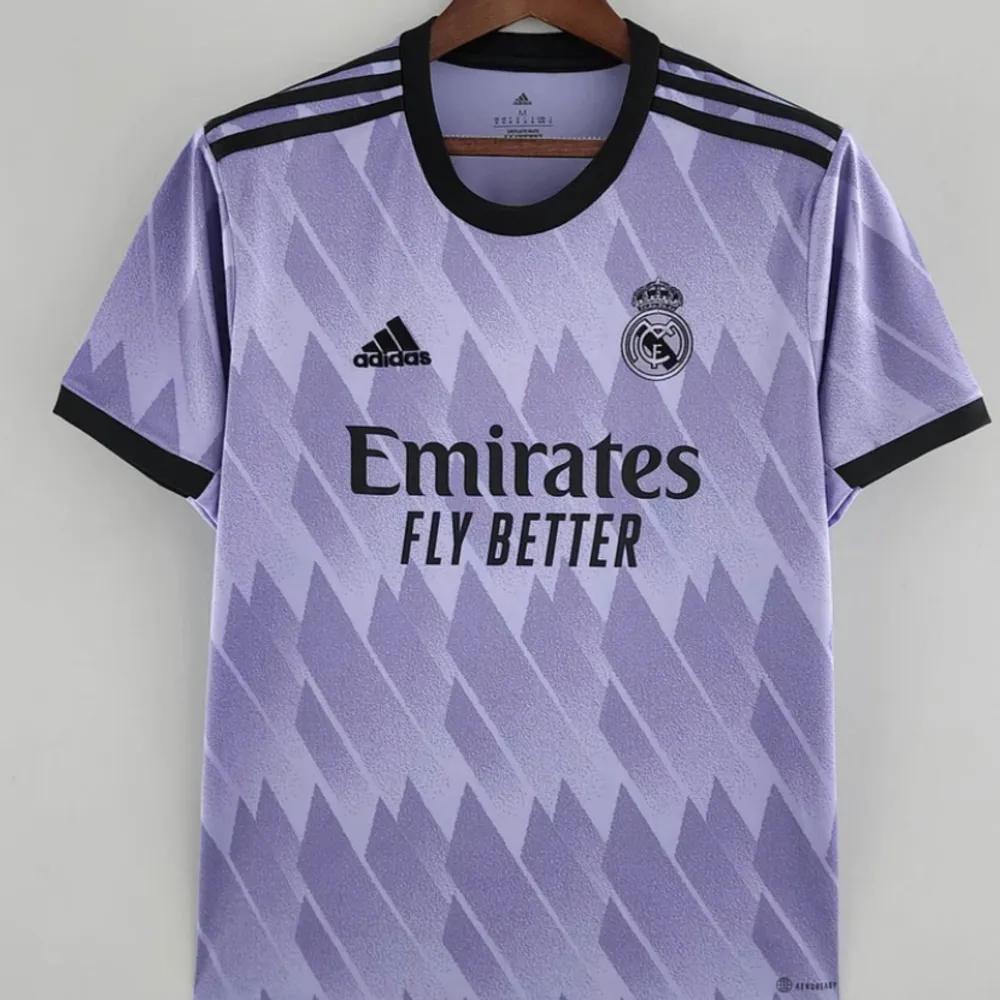 Hej jag har en Real Madrid t shirt för salu vill sälja den eftersom jag beställde fel storlek storleken är S o passar M ganska bra om ni vill ha bilder eller frågor kontakta mig pris kan diskuteras . Skjortor.