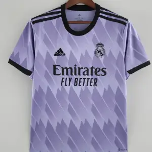 Hej jag har en Real Madrid t shirt för salu vill sälja den eftersom jag beställde fel storlek storleken är S o passar M ganska bra om ni vill ha bilder eller frågor kontakta mig pris kan diskuteras 