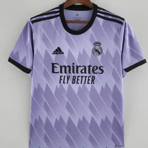 Real Madrid t shirt 2022/2023 - Hej jag har en Real Madrid t shirt för salu vill sälja den eftersom jag beställde fel storlek storleken är S o passar M ganska bra om ni vill ha bilder eller frågor kontakta mig pris kan diskuteras 