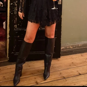 Höga stövlar med klack - ❤️‍🔥 Svarta höga stövlar i nyskick, endast använda en gång. Köpta för 1499kr från NA-KD. Klackhöjd: 8,5. Skafthöjd: 44cm. Skaftomkrets runt vaden: 41cm.  Säljs pga att jag inte använder klackar. 