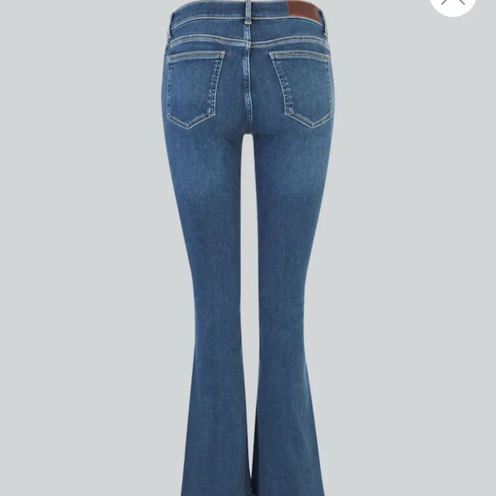 Jätte snygga lågmidjade jeans från BikBok. Jeansen är i jätte bra skick, som nya💞 köpta får 699! ( lånade bilder). Jeans & Byxor.