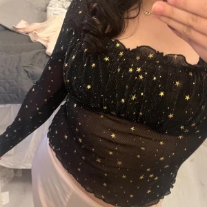 Glittrig topp  - Glittrig topp som man kan se igenom under brösten, aldrig använt köpte den för nyår men använde inte 