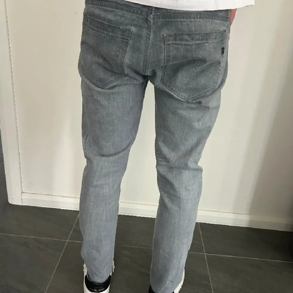 Ett par stilrena jeans från Dondup i färgen grå. Storlek 32 och i extremt bra skick. Modellen på jeansen är George. Nypris:-3000+, Vårat pris:-799. Vid funderingar, skriv till oss privat!. Jeans & Byxor.