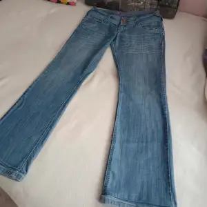 Supersnygga lågmidjade jeans med söta fickor!! De är köpte secondhand och är lite förstora så säljer därför dessa! Skriv för fler detaljer!! 💕