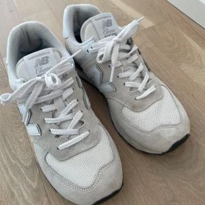 Sneakers från new balance  - Storlek 37,5 endast använda några gånger och är i mycket bra skick, finns inget som är slitet. 