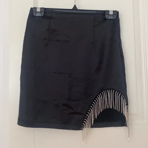 Kjol - Från Gina tricot, strl 32 men skulle passa en 34 också. Aldrig använd och lappen är kvar. Skriv vid fler bilder/frågor. Pris kan diskuteras❤️