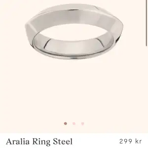 Oanvänd (se tredje bild) ring från Edblad, storlek M. Säljer pga för stor. 