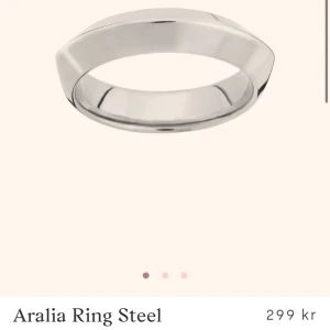 Oanvänd ring  - Oanvänd (se tredje bild) ring från Edblad, storlek M. Säljer pga för stor. 