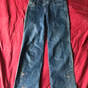 Ett par as snygga lowwaisted bootcut jeans med detaljer där nere
