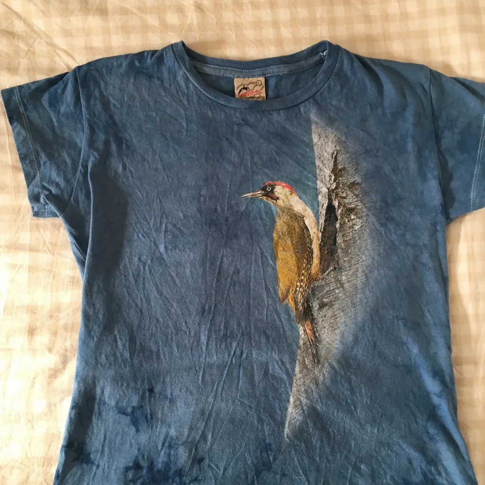 Så söt T-shirt med en fågel på! Strl L men passar mer S. T-shirts.
