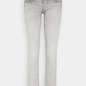 Säljer gråa Pepe jeans som knappt kommit till användning då dom inte passat. Dom har två små defekter på insidan av jeansen(inget man tänker på). Pris kan diskuteras med tanke på defekterna💕 Kom privat för fler bilder på jeansen 💕