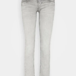 Pepe jeans - Säljer gråa Pepe jeans som knappt kommit till användning då dom inte passat. Dom har två små defekter på insidan av jeansen(inget man tänker på). Pris kan diskuteras med tanke på defekterna💕 Kom privat för fler bilder på jeansen 💕