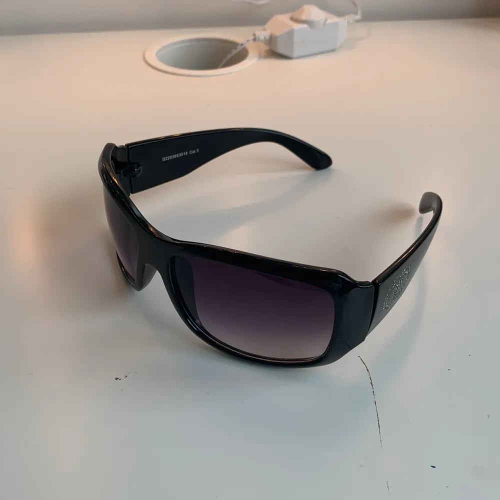 Säljer ett par svarta solglasögon i fint skick som inte kommer till användning! Lägg gärna prisförslag💗🫶🏼🫶🏼. Övrigt.