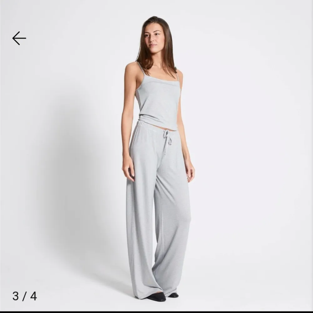 Ett par randiga pyjamasbyxor från lager 157. Dom är jätte sköna och mysiga men köpte fel storlek så dom är helt nya med prislappen kvar. I storlek xs🥰. Jeans & Byxor.