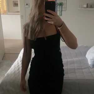 Adoore klänning - Jätte fint helt oanvänd klänning från adoore, säljs inte längre på hemsidan. Nypriset på klänningen är 1300kr. Säljer då den inte kommit till användning.