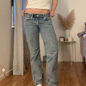 Superfina Lågmidjade raka jeans från Weekday modellen Arrow💕 Midjemått: 41cm Innerbenslängd: 75cm