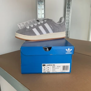 Adidas campus 00 - Säljer ett par helt nya gråa adidas campus 00 i storlek 37 och 1/3. Pris 1600kr