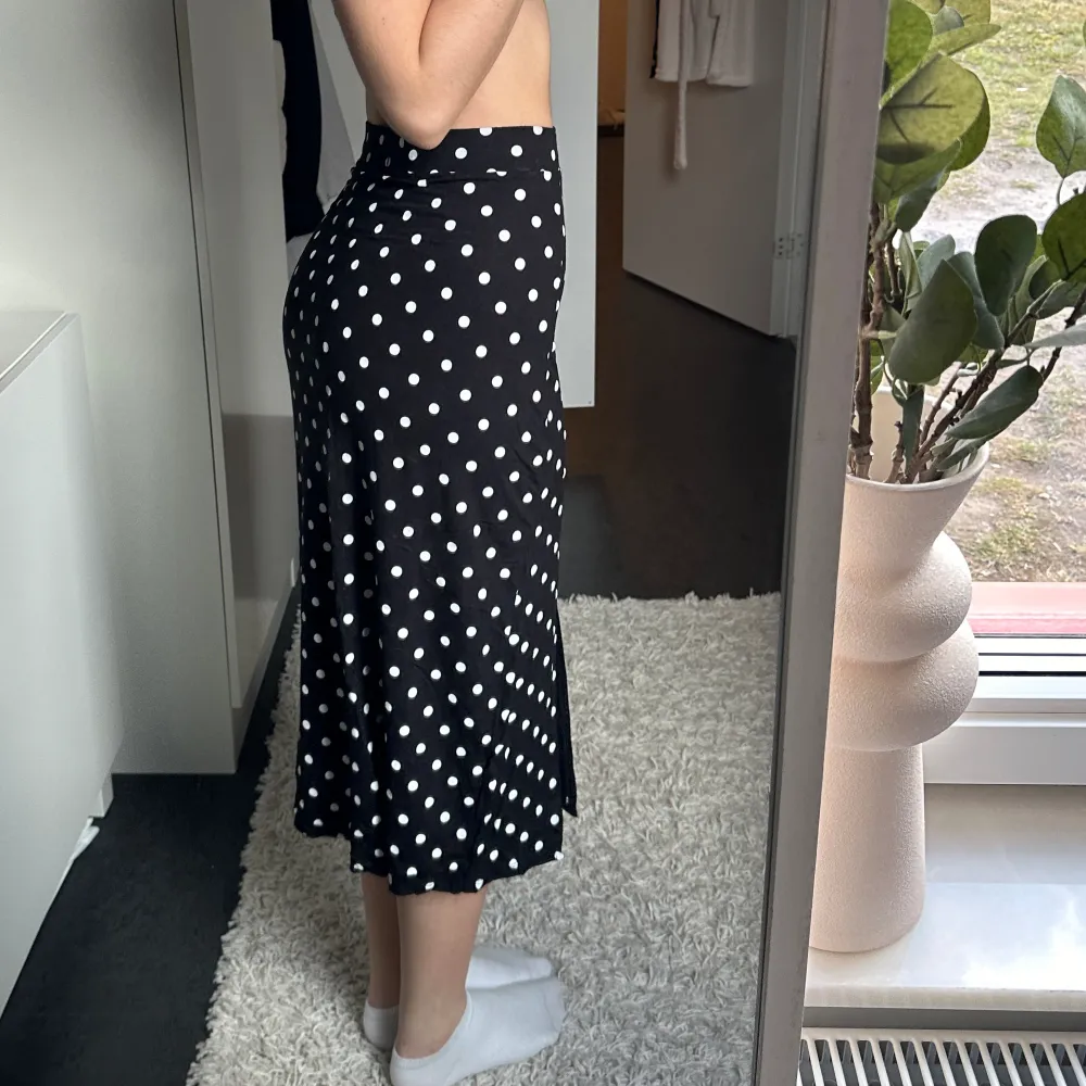 Prickig kjol från Even&Odd🥰  XS super mjuk o go i materialet!! Svart pennkjol med prickar, slits framtill.  Säljer då den inte kommer till användning men den är köpt på Zalando för två är sedan.🫶🏼. Kjolar.