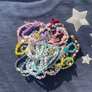 Taylor Swift Armband - Vill du slippa göra armband men fortfarande få hela upplevelsen av the eras tour?  Köp då denna bunt med 30 armband, slumpmässigt från alla album!