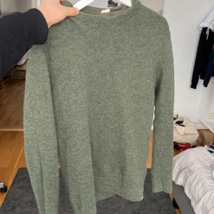 Stickad grön - Stickad mörkgrön sweatshirt, sick:10/10. Skriv för frågor. 