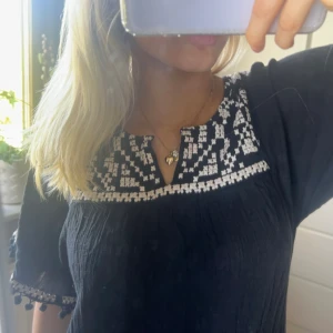 långklänning - Säljer mammas gamla klänning från Indiska🩷 Bortklippt lapp men troligen storlek 34-36. 