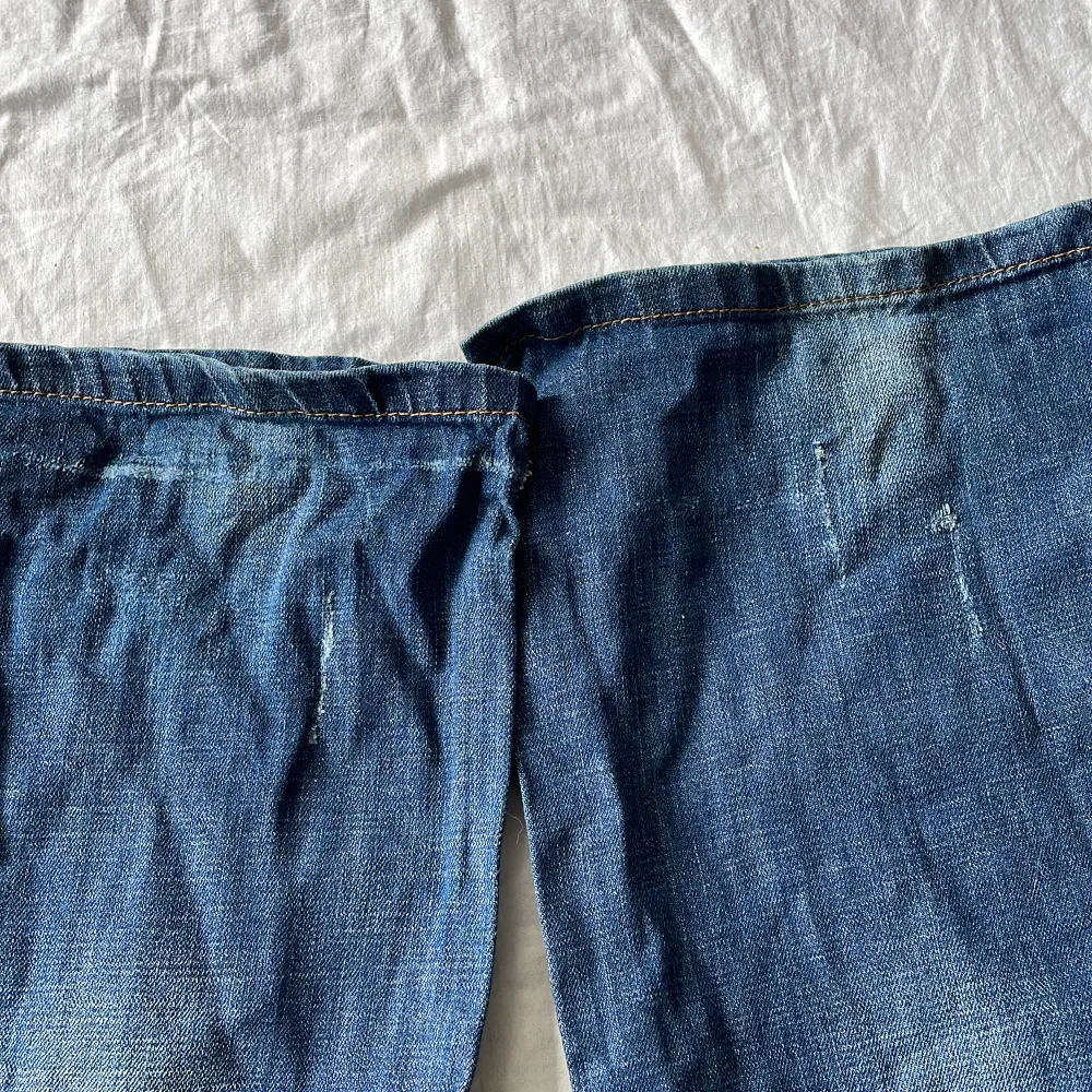 De är lite urtvättade (materialet lite tunnare än nya jeans) och det finns andra små defekter (sista bilderna), utöver det är de i bra skick, mått: midjemått rakt över 37 benöppning 23 grenhöjd 19,5 Innerbenslängd 75cm. Skulle säga att de är midrise💗. Jeans & Byxor.