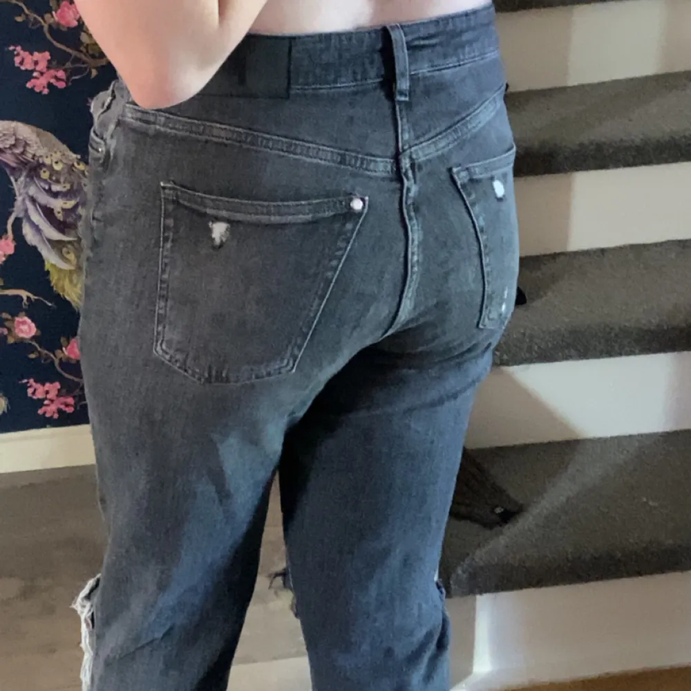 Fina gråa mom jeans som ger en fin figur, stretchigt material, inga defekter, har flera knappt som syns på sista bilden men bara en knapp syns när man har de på sig. Köpta från hm för ca 2 år sen. Använd gärna köp nu💗. Jeans & Byxor.