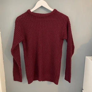 Stickad tröja - Jätte gullig vinröd stickad tröja från Rute&Circle, öppning i ryggen, strl XS men passar upp till M, bra skick💕💕