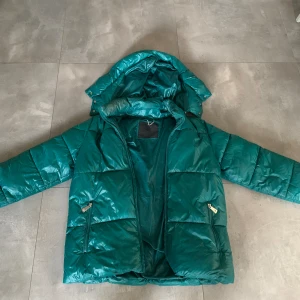 Guess jacka - Säljer min fina guess jacka i fräscht skick. Storlek S och mörk grön. Hör av dig för mer informa eller bilder med den på🩷