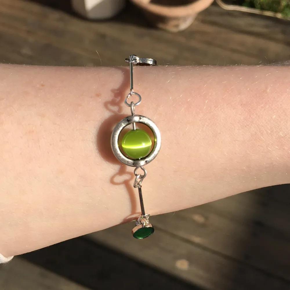 Jättesött silvrigt armband med gröna pärlor!  -  Kan justera storleken eller mindre detaljer och det är bara att höra av sig om man undrar något. Frakt på 18 kr (frimärke) tillkommer. 🤗🤗. Accessoarer.