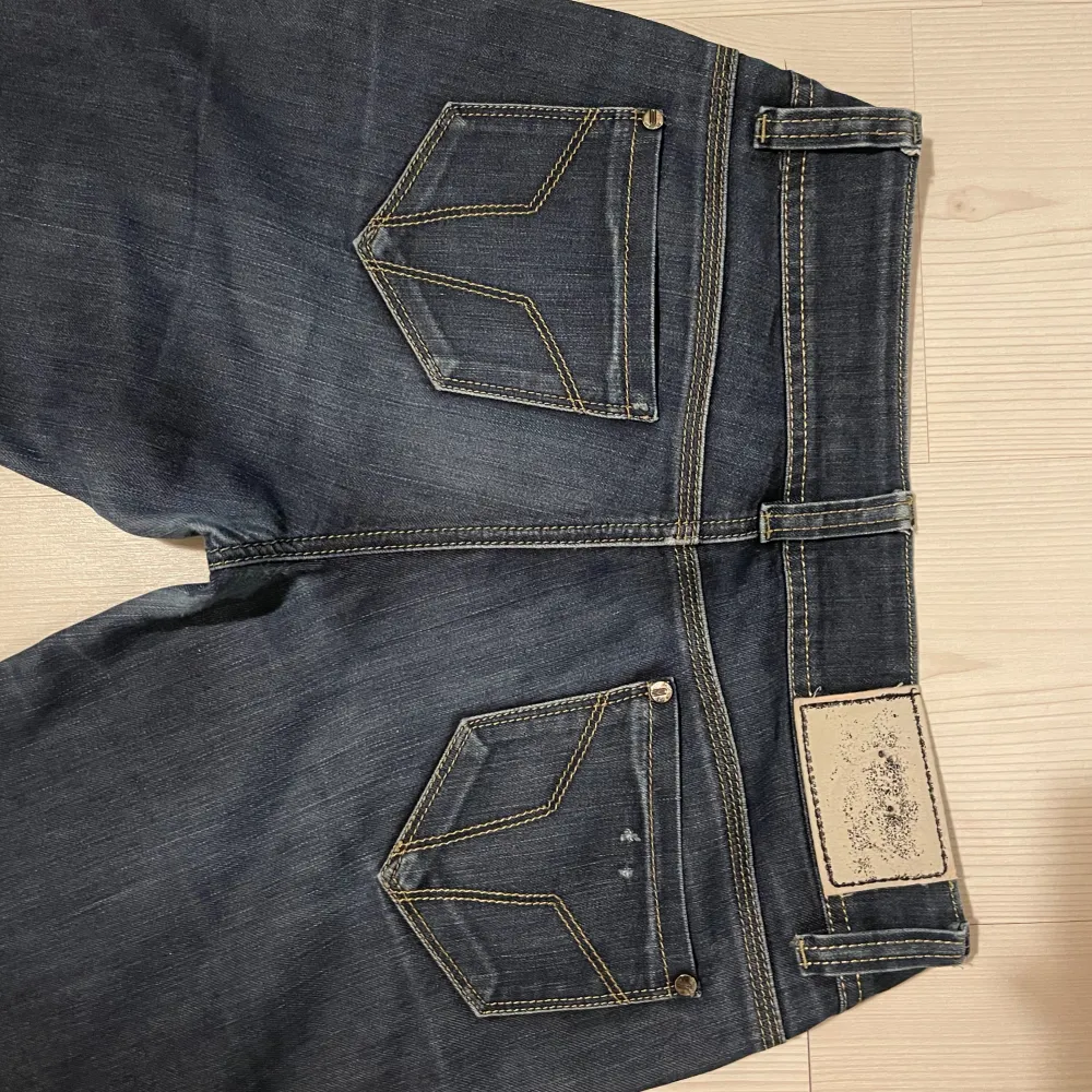 Lågmidjade bootcut jeans  Midjemåttet 38 Innerbenslängd 82 Ytterbenslängd 102. Jeans & Byxor.