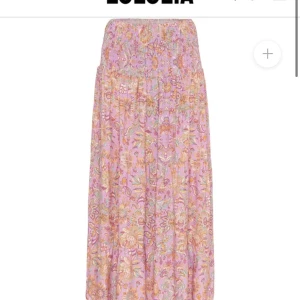 Maxi kjol - Säljer en superfin långkjol från lululia pågrund av att den inte passar mig i storleken. Nypris 599kr