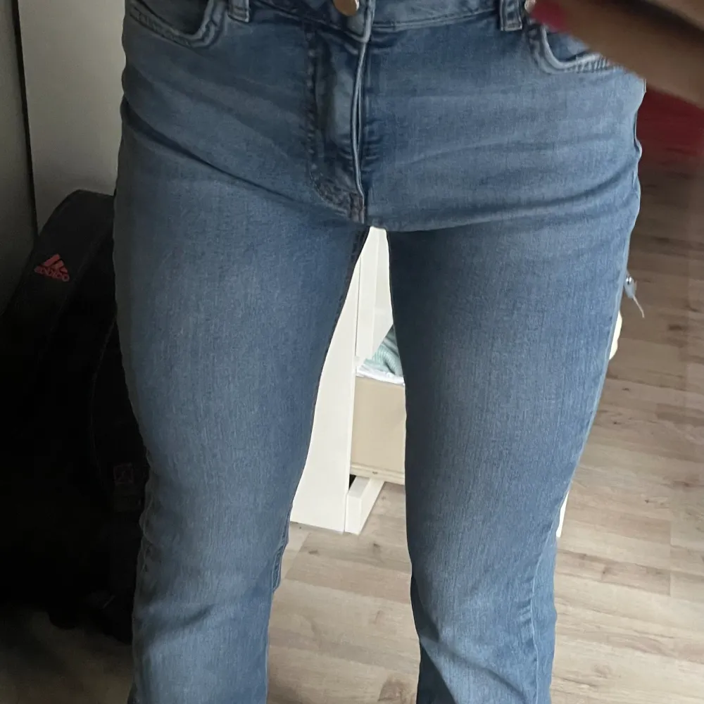 Mid waist jeans från Gina Tricot, Bootcut jeans i storlek M. Passar mig i längden som är 159 cm lång!💗. Jeans & Byxor.