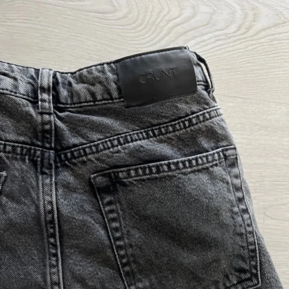 Jättefint skick sparsamt använda  Färg: dark grey Modell: street loose Reglerbar midja Inköpta på Kidsbrandstore  Ordinariepris 599kr  Har även ett par svarta och blå ute i samma storlek.. Jeans & Byxor.