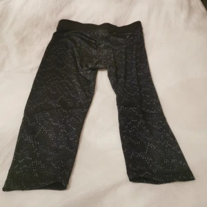 Tränings tights i Adidas  - Svarta tränings tights i märket Adidas 3/4 längd Storl L Katt finns i hemmet 