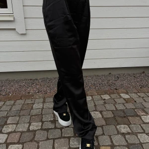 Satinbyxor - Sååå snygga svarta satinbyxor med kostymlook upptill.  Skrynkliga på bilderna + lite stora upptill på mamma som är en XXS/XS. Hon är 170 för längd-referens 🧚🏻💞 