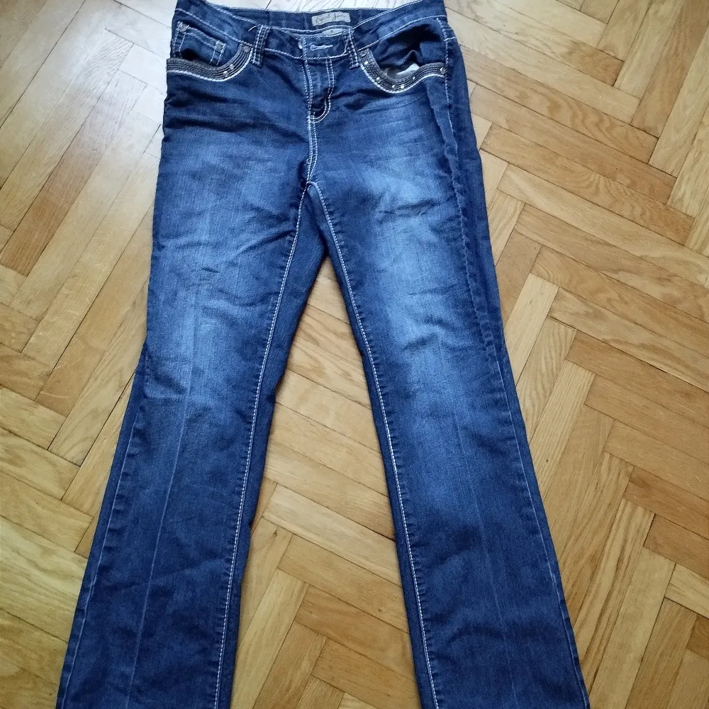 Ett par as snygga jeans. Fattas lite saker på fickorna (bild 1)💗Säljer för de är för stora💗De är bootcut och low waist💗 Mått: midjemått: 38 innerbenslängd: 78💗. Jeans & Byxor.