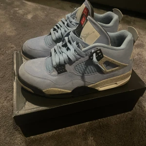Jordan 4s University Blue  - pris kan diskuteras vid snabb affär  Jordan 4s University Blue  storlek 44  passar 43/45  Mycket gott skick och endast använd ett fåtal gånger  