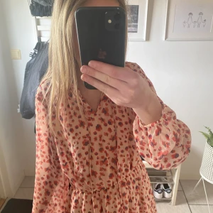 Jättegullig klänning - Säljer denna fina klänningen från ADPT pågrund av att den inte används.Den är i stl xs och är endast testad en gång så i jättebra skick. Hör av er om ni undrar något!💗
