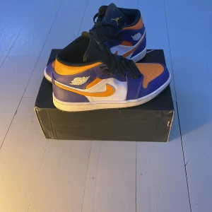 Jordan 1 mid lakers - Säljer mina äkta Jordan 1 mid lakers efter dem blivit för små  Kvalite 9/10 använda Max 10ggr Ser ut att vara helt nya Kommer med box och kvitto Vid fler frågor om bilder och sånt är det bara att höra av sig (Pris kan diskuteras, öppen för byte) 