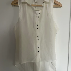 Vit blus  - Använd en gång. Fint skick. Inget att anmärka på. 