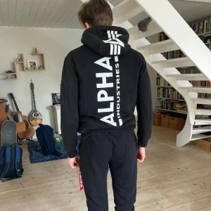Alpha industries hood + sweatpants - Fint skick, men tryck på ryggen har blivit slitet av tvätt.  Nypris set 2000:-