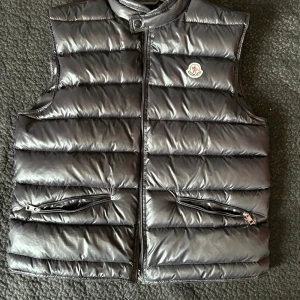 Moncler GUI väst - Tjo säljer min moncler väst jag inte använt mycket alls. Den är storlek 3 som motsvarar typ M/L. Tar också emot byten typ en moncler bormes eller något.
