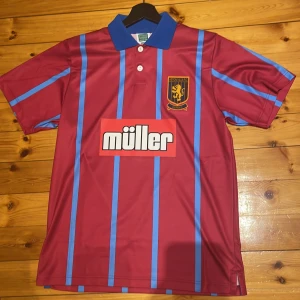 Aston villa retro vintage hemmatröja. Från säsongen 1994/95 - Storlek M, stor i storleken. Skulle tro att den passar mer som L. Just denna tröjan är inte från 1994, utan köpt från aston villas hemsida som ”retro tröja”. Skick 10/10 använt 2-3 gånger då den känns för stor. Nypris : 600kr 