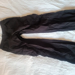 Cardigan byxor - Svarta cardigan byxor i svart. Typ aldrig snvända! Är low rise. I storlek S.